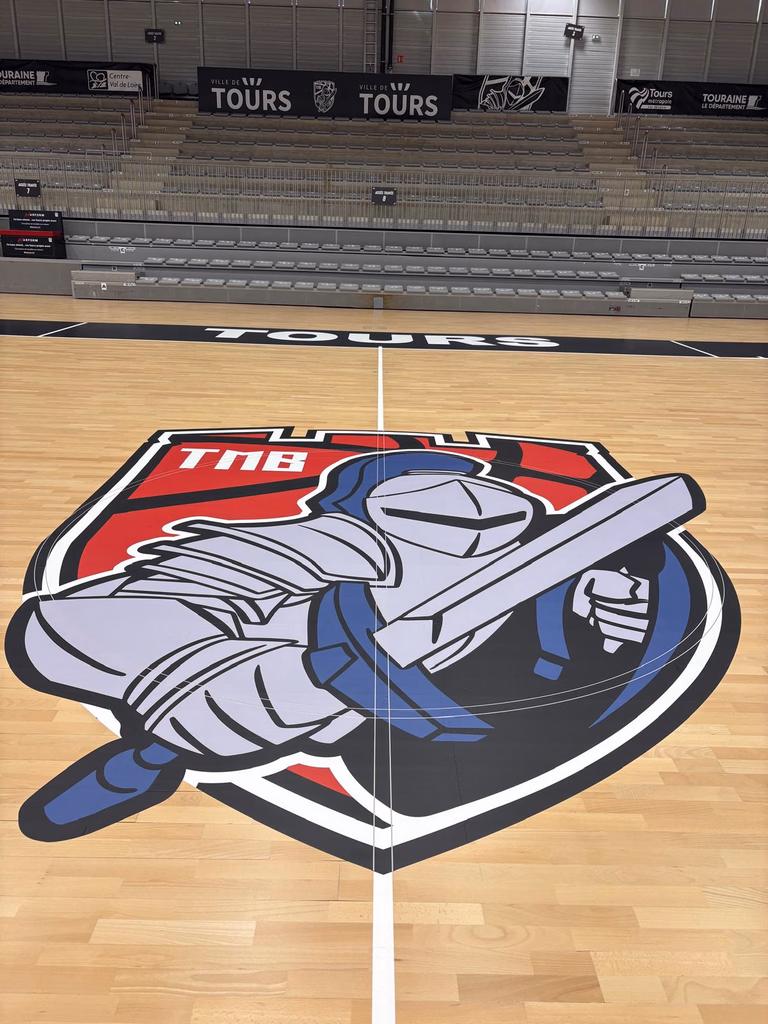Rond central adhésif IND’N’GO® au blason du club sur le parquet — Tours Métropole Basket, basket | Nakara Sport