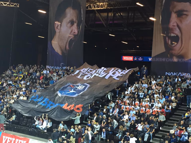 Tifo géant déployé par les supporters — MHB Montpellier | Nakara Sport