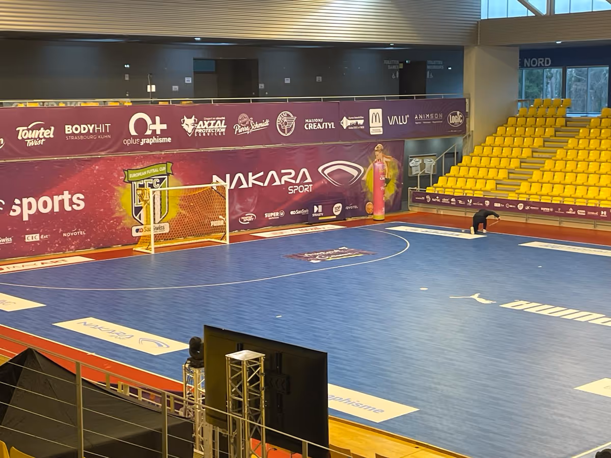 Panneaux publicitaires toblerone en bord de terrain de futsal | Nakara Sport