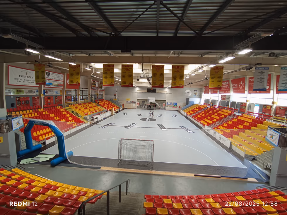 Location sol sportif Gerflor Taraflex - salle indoor complète, buts et tribunes