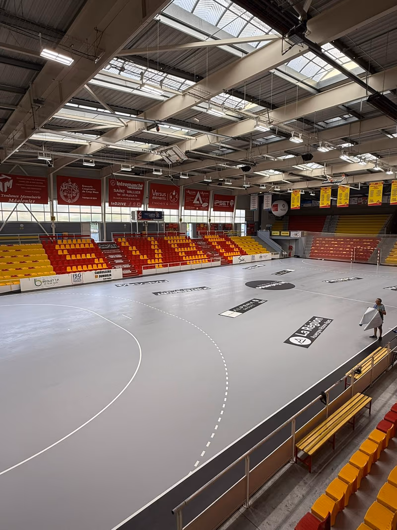Location sol sportif Gerflor Taraflex - sol marqué et branding partenaires au centre