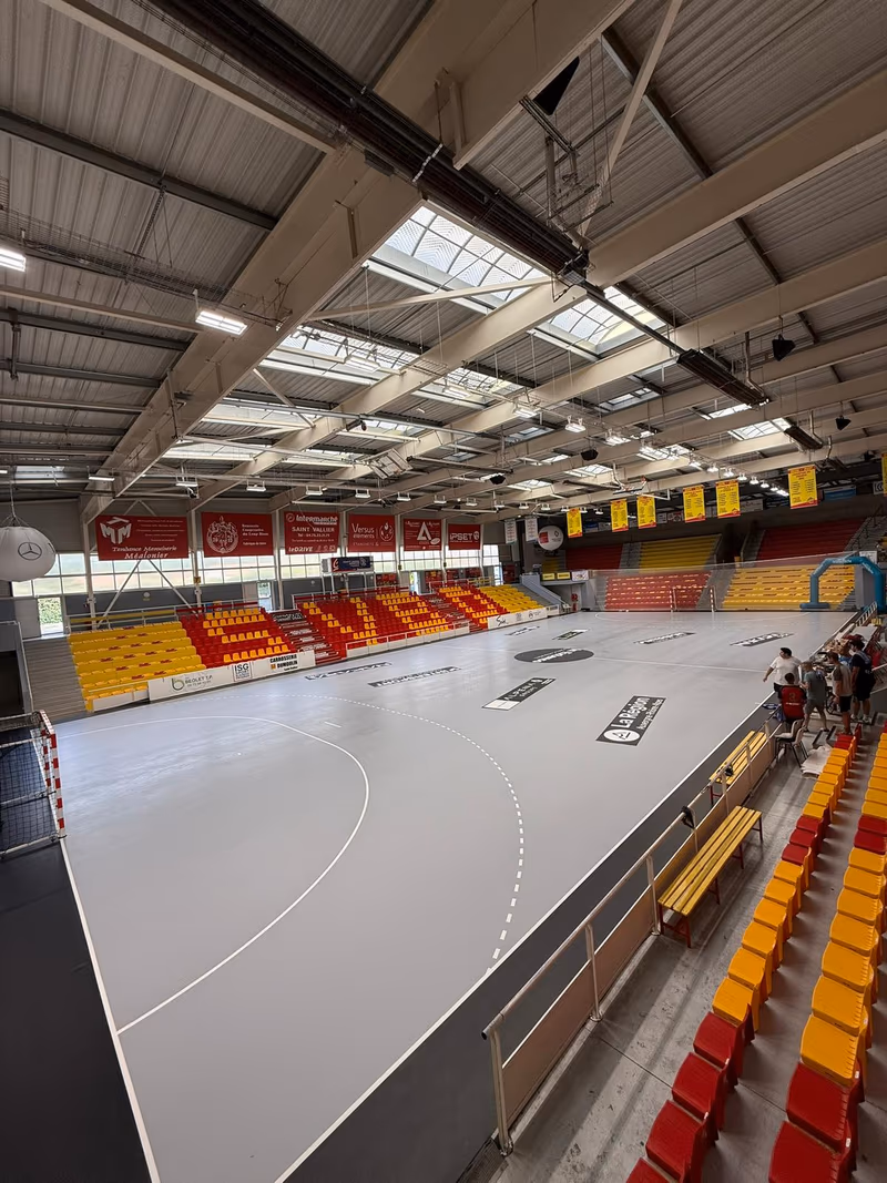 Location sol sportif Gerflor Taraflex - vue d'ensemble salle Saint-Vallier