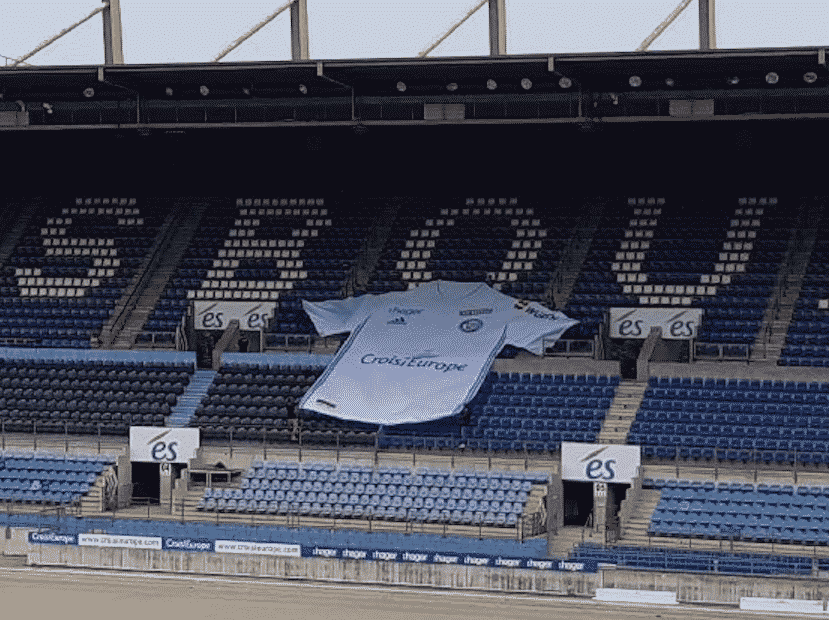 Tifo géant déployé en tribune de football
