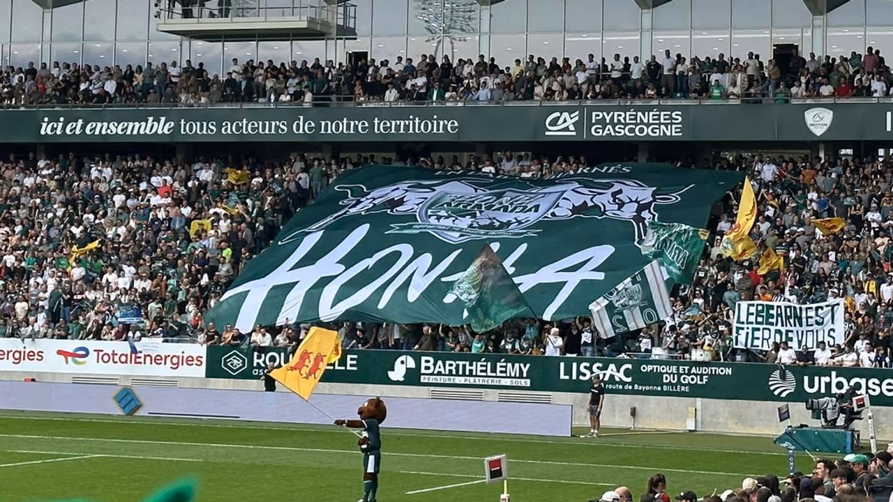 Tifo personnalisé déployé en tribune lors d'un match, fabriqué par Nakara Sport
