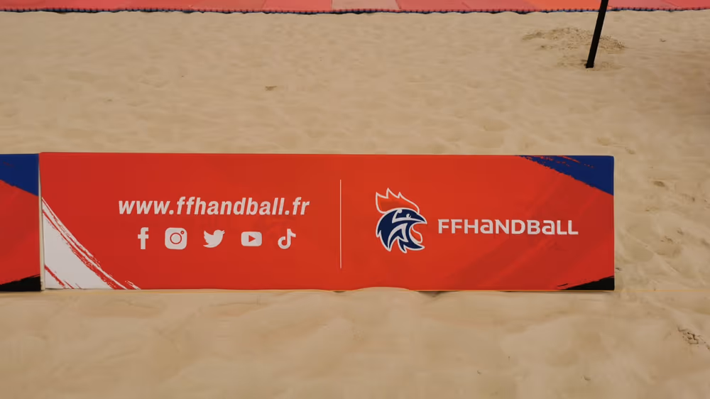 Panneau publicitaire toblerone beach handball FFHB sur le sable