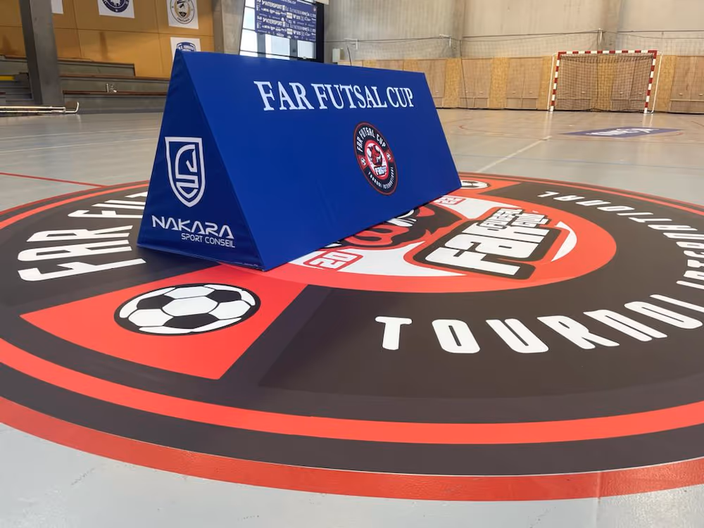 Panneau publicitaire toblerone triangulaire — tournoi Far Futsal Cup