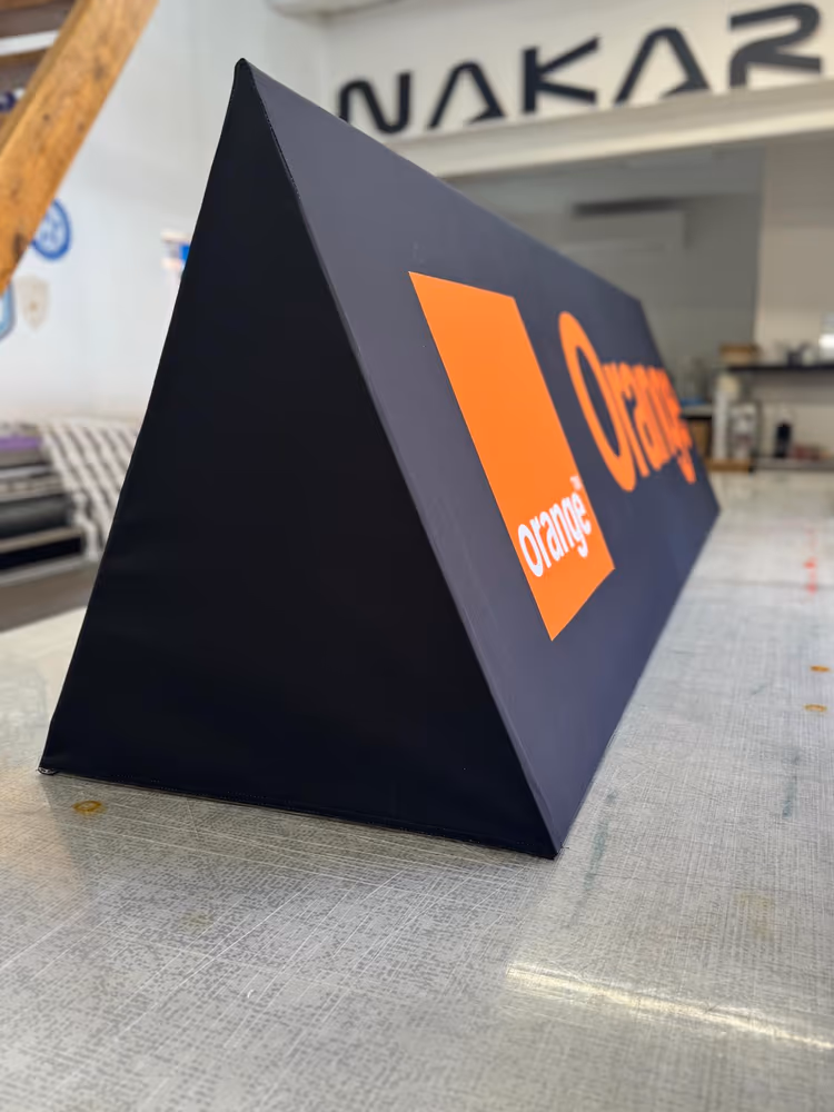 Panneau publicitaire toblerone triangulaire aux couleurs d'Orange