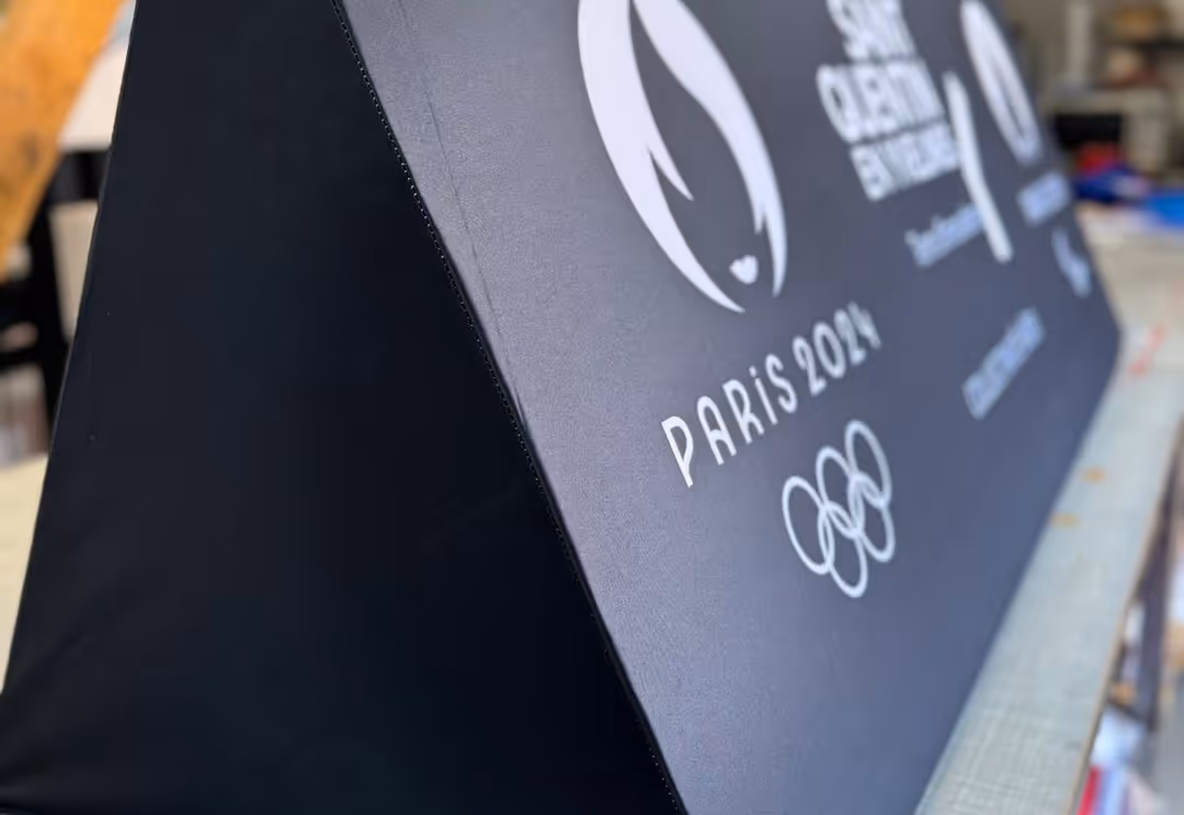 Panneau publicitaire toblerone Paris 2024, réalisation sur-mesure